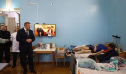 Игорь Бабушкин навестил раненых военных в Астраханском госпитале