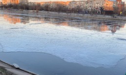 Астраханцев предупреждают о том, что лед на реках становится рыхлым и ненадежным