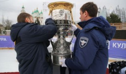 В Астрахань привезли легендарный Кубок Гагарина