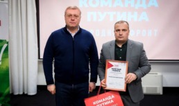 Глава Астраханской области наградил волонтеров премией Владимира Путина
