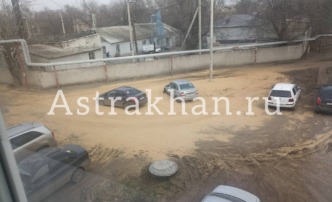 Подъезд к школе в Астрахани засыпали рисовой шелухой