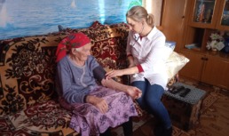 Мобильная медицинская бригада продолжает помогать пожилым людям в Астраханской области