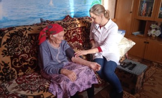 Мобильная медицинская бригада продолжает помогать пожилым людям в Астраханской области
