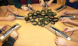 Юные астраханцы плетут практичные тактические браслеты, которые помогают бойцам на СВО