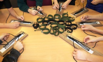 Юные астраханцы плетут практичные тактические браслеты, которые помогают бойцам на СВО