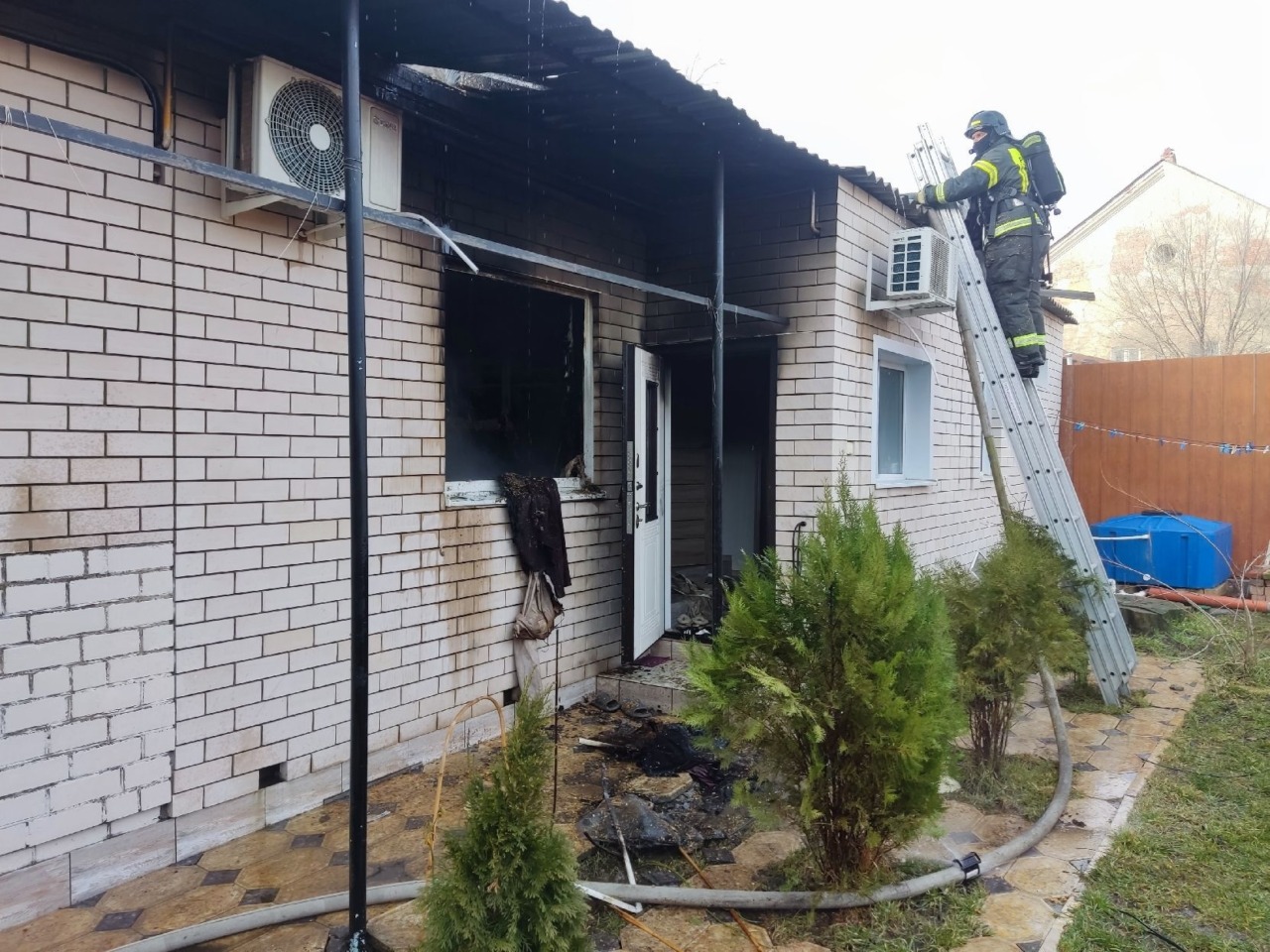 В Астрахани тушат пожар в жилом доме