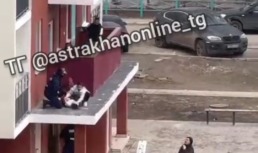 В Астрахани женщина выпала с третьего этажа жилого дома