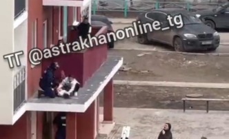 В Астрахани женщина выпала с третьего этажа жилого дома