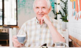 пенсия пенсионер пьет чай