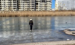 В Астрахани спасатели поймали детей, которые гуляли по льду