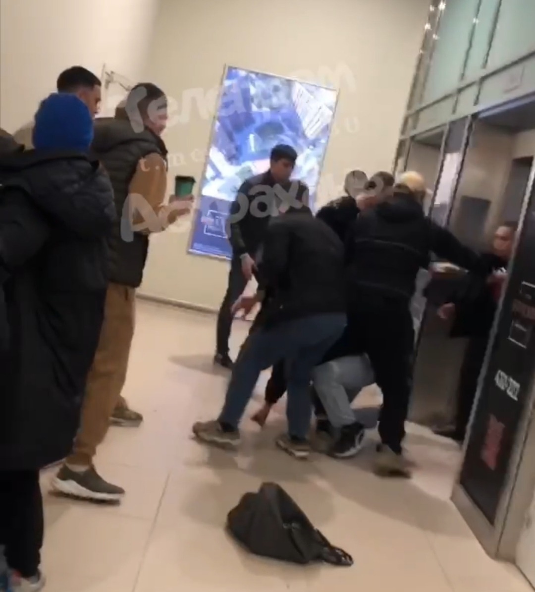 В Астрахани в торговом центре произошла кровавая драка