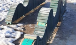 Вандалы снова повредили детскую площадку в Астраханской области