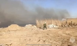 В Приволжском районе Астраханской области уже два часа горит камыш