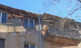 В Советском районе Астрахани с фасада дома отваливаются кирпичи