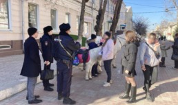 В Астрахани полицейские борются с незаконным катанием на лошадях и пони