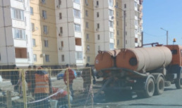 Астраханские коммунальщики приступили к ликвидации многолетней течи на улице Куликова