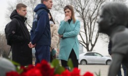 Астраханцы несут цветы к стихийному мемориалу в память о погибших в теракте в «Крокус Сити Холле»