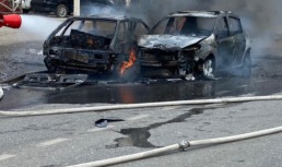 В Астрахани загорелись два автомобиля после столкновения