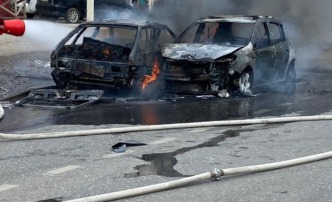 В Астрахани загорелись два автомобиля после столкновения