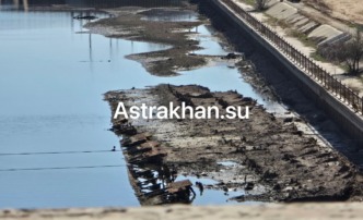 Астраханцы обнаружили в осушенном канале имени Варвация интересный затонувший объект