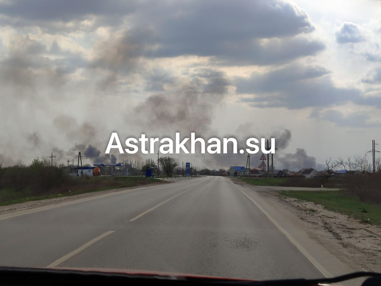 В Икрянинском районе Астраханской области полыхает серьезный пожар