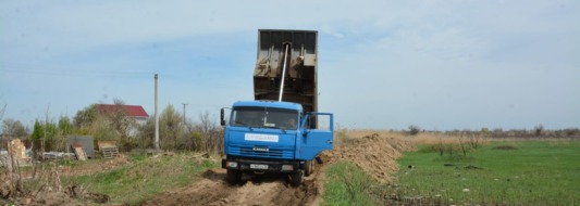 укрепляют дорогу паводок