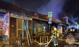 В Астрахани до сих пор работают над устранением пожара на рынке Большие Исады