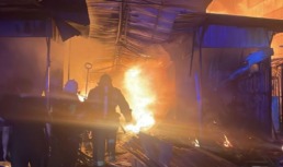 В Астрахани коммунальщики помогают пожарным тушить рынок Большие Исады