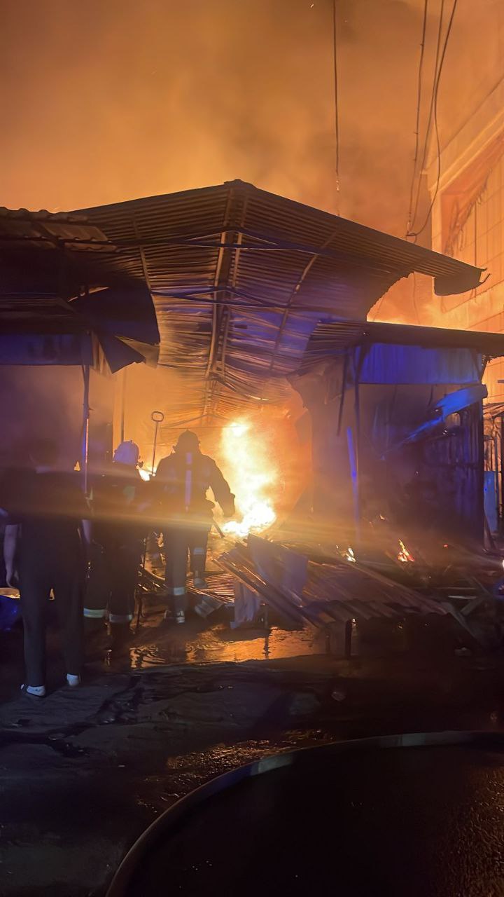 В Астрахани коммунальщики помогают пожарным тушить рынок Большие Исады