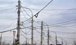 В Астрахани демонтируют электросети, незаконно подключенные к муниципальным опорам