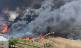В Астрахани серьезный пожар может перекинуться на жилые дома и автомобили