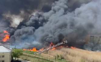 В Астрахани серьезный пожар может перекинуться на жилые дома и автомобили