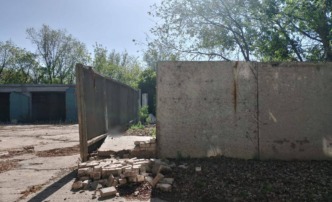 В Астраханской области железобетонная стена упала на мужчину