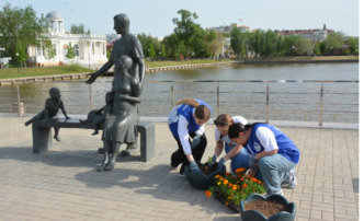 Астраханцы высадили тысячу цветов в память о трагедии в «Крокус Сити холле»