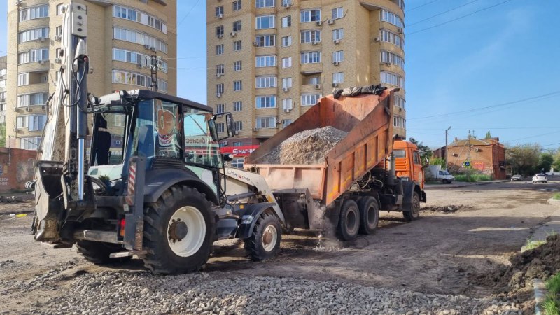На улице Калинина в Астрахани провели подсыпку дороги