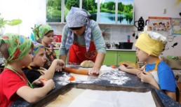 Малыши детского центра «Юность» испекли и отправили бойцам СВО печенье