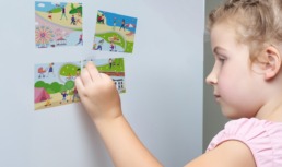 Юным пассажирам астраханских электричек раздают детали для магнитного пазла перед каждой поездкой