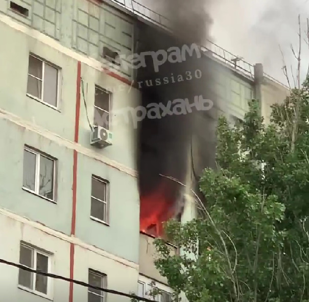 В Кировском районе Астрахани загорелась квартира в многоэтажке