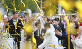 Три астраханские пары поженились в Москве на ВДНХ