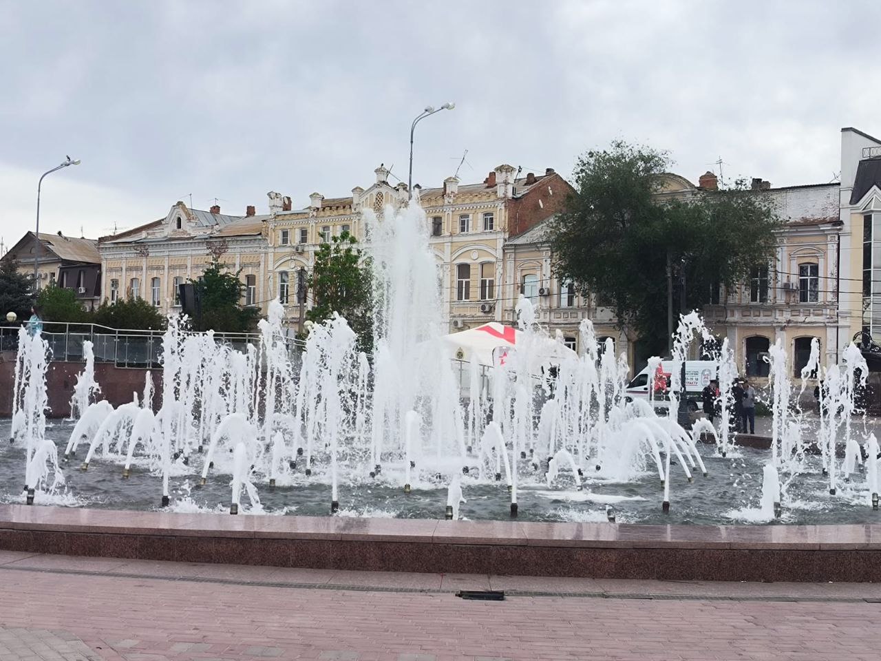 В Астрахани включили фонтаны