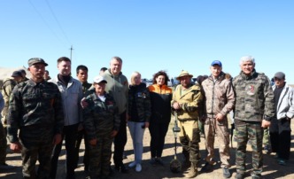 Астраханский губернатор встретился с поисковиками, которые работают в степях Калмыкии 