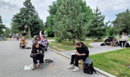 В Астрахани юные художники соревнуются в мастерстве пленэрных работ