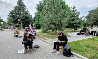 В Астрахани юные художники соревнуются в мастерстве пленэрных работ