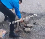 В Астрахани водитель «синего» автобуса самостоятельно заделал яму на дороге