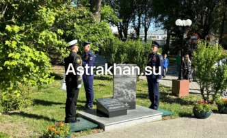 В Братском саду открыли стелу астраханцам – участникам Сталинградской битвы