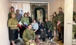Астраханского ветерана ВОВ артисты поздравили концертом