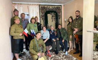 Астраханского ветерана ВОВ артисты поздравили концертом