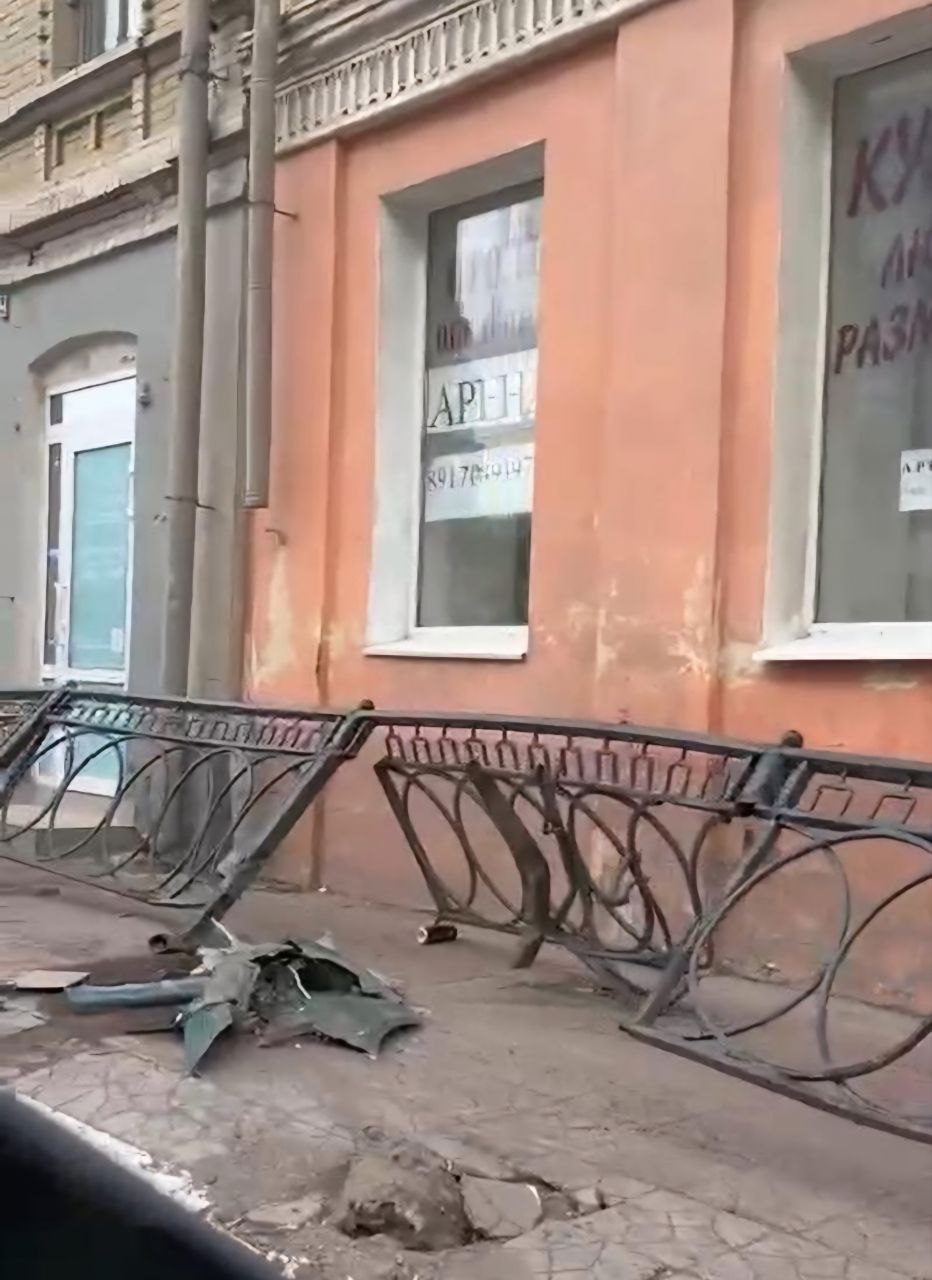 Администрация Астрахани восстанавливает ограждение в центре города