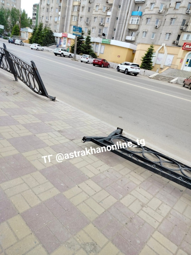 Администрация Астрахани восстанавливает ограждение в центре города