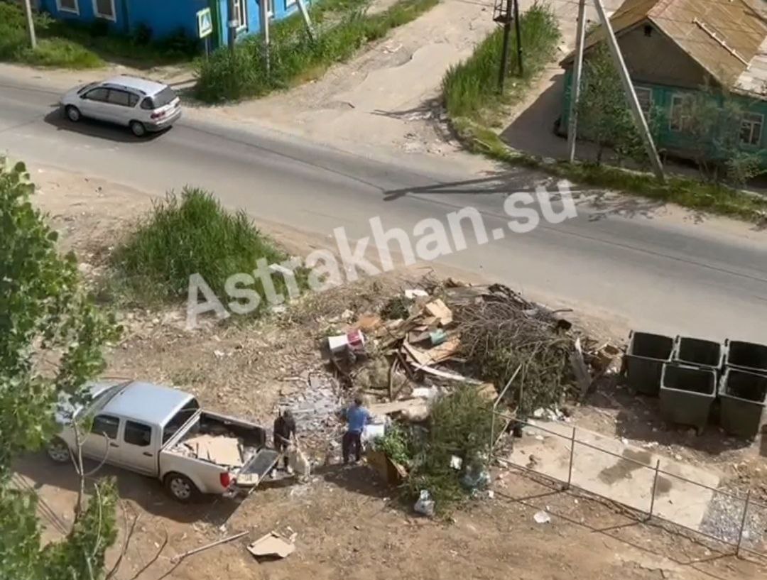 Астраханцы сняли на видео нарушение у мусорных контейнеров